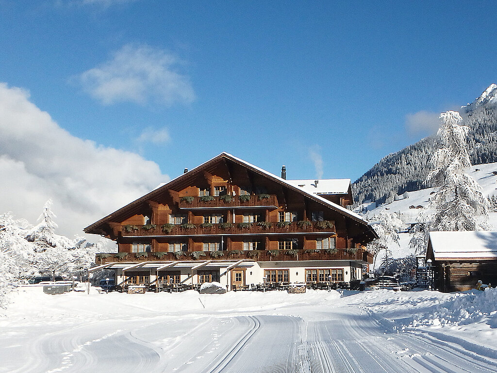 Das hölzerne Chalet-Haus, Hotel Alpenland von Schnee bedeckt und umgeben.&nbsp;