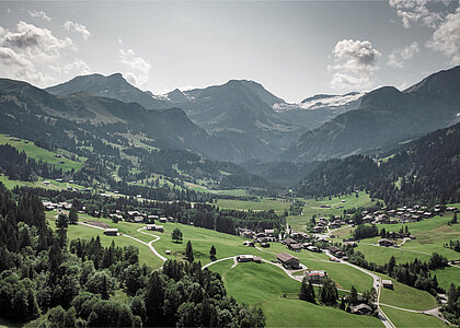 Sommerliches Bild der Bergwelt von Lauenen.