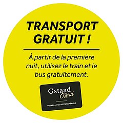 Gelber Punkt mit schwarzem Text «Transport gratuit avec la Gstaad Card - à partir de la première nuit, utilisez le train et le bus gratuitement» sowie schwarz-weiss-goldiges Gstaad Card Logo.