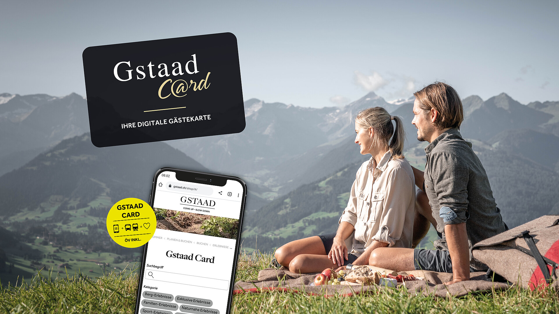 Rechts ein Mann und eine Frau, welche auf einer Picknick decke sitzen auf einem Berg und die Aussicht geniessen und links ein Werbebanner für die Gstaad Card.