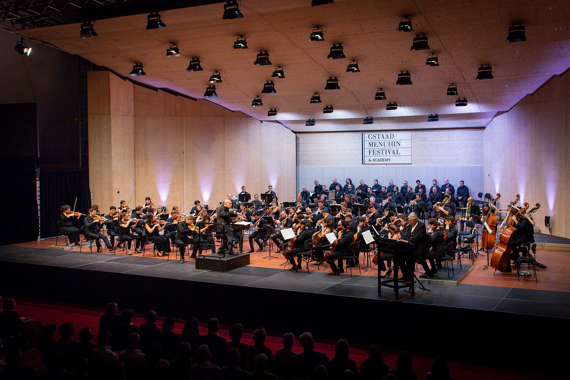 Ein Orchester spielt am Gstaad Menuhin Festival &amp; Academy in Gstaad.