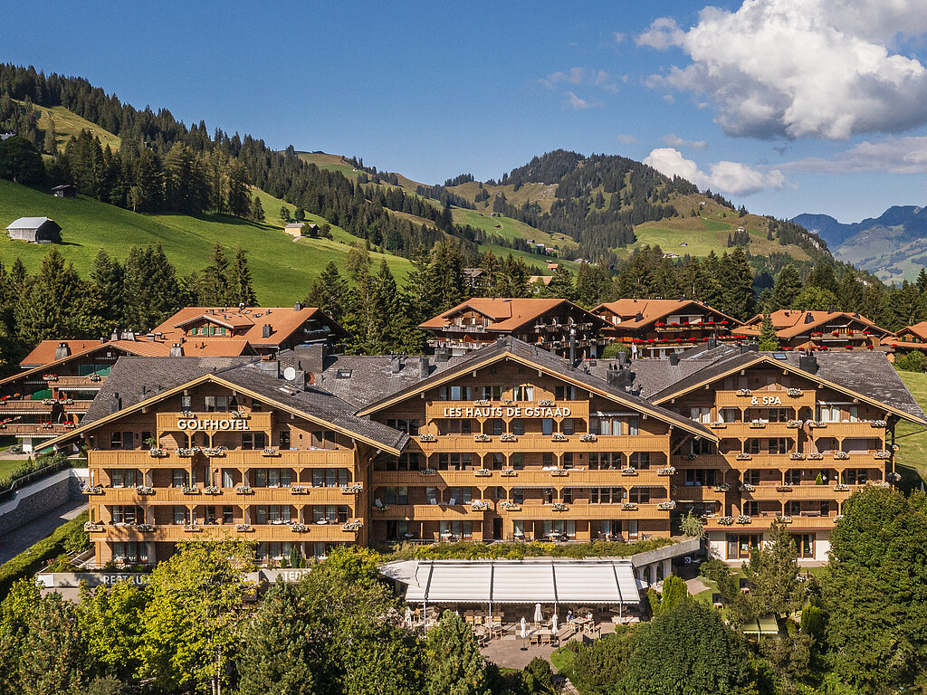 Sicht von oben auf das Golfhotel Les Hauts de Gstaad &amp; SPA.