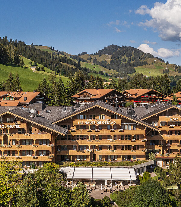 Sicht von oben auf das Golfhotel Les Hauts de Gstaad &amp; SPA.