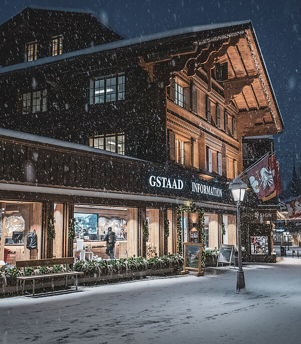 Haus des Gastes Tourismusbüro in Gstaad im Winter.