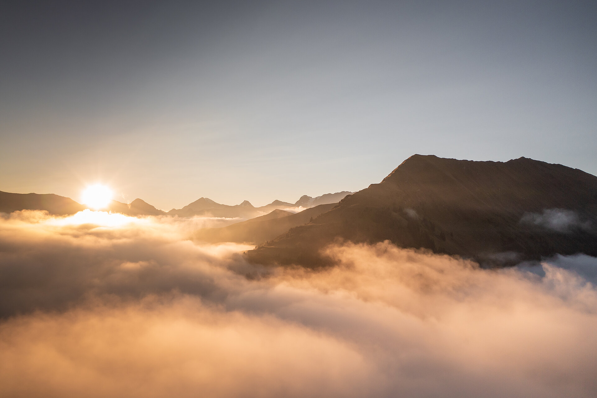 Sonnenaufgang über einem Nebelmeer mit Sicht auf Giferspitz