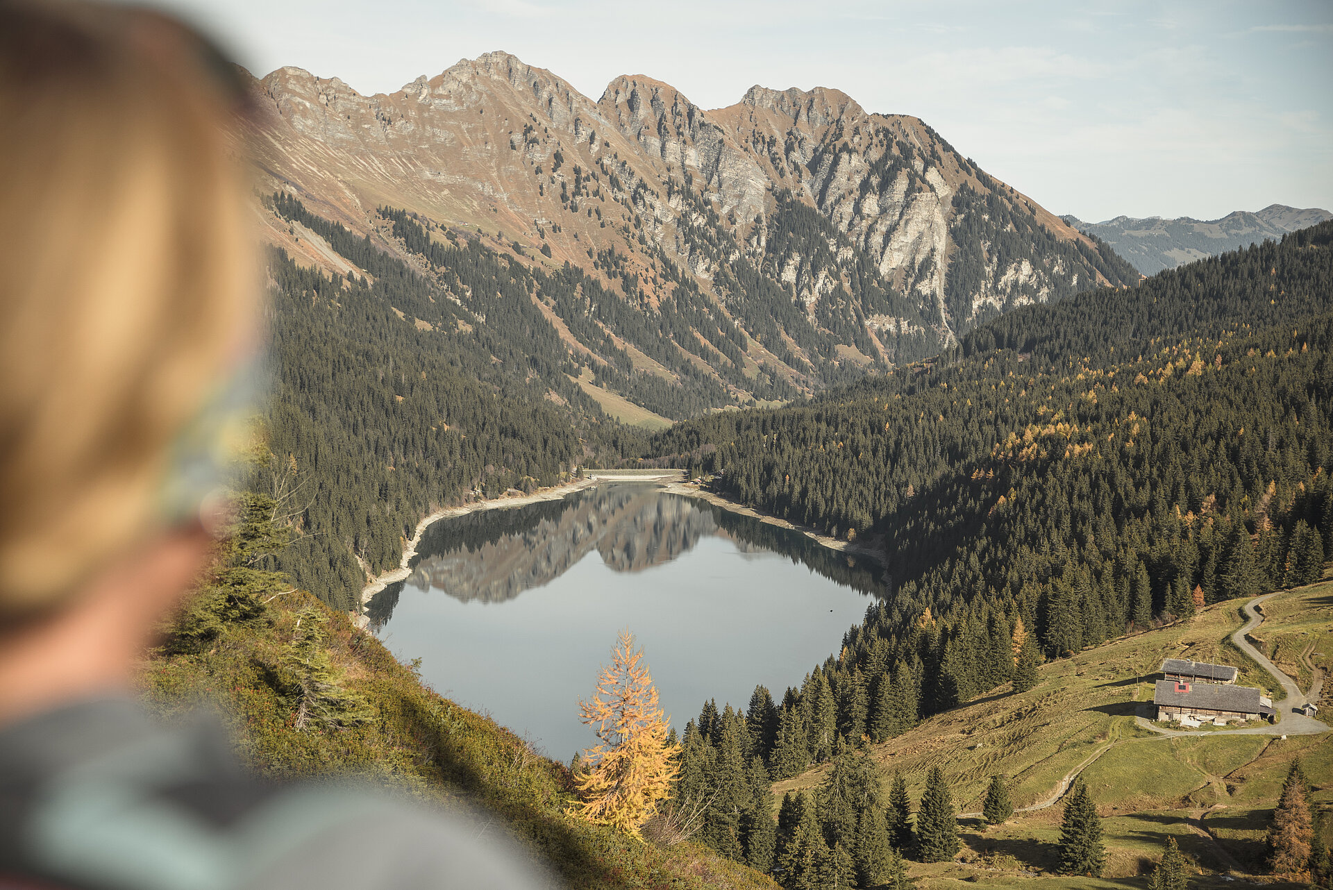 Eine Frau sieht zum Arnensee hinunter bei einer klaren Sicht im Herbst.