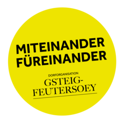 Gelbes rundes Logo mit schwarzer Schrift. Oben steht in Großbuchstaben ‚MITEINANDER FÜREINANDER‘. Darunter in kleinerer Schrift ‚DORFORGANISATION GSTEIG-FEUTERSOEY‘, unterstrichen von einer horizontalen Linie