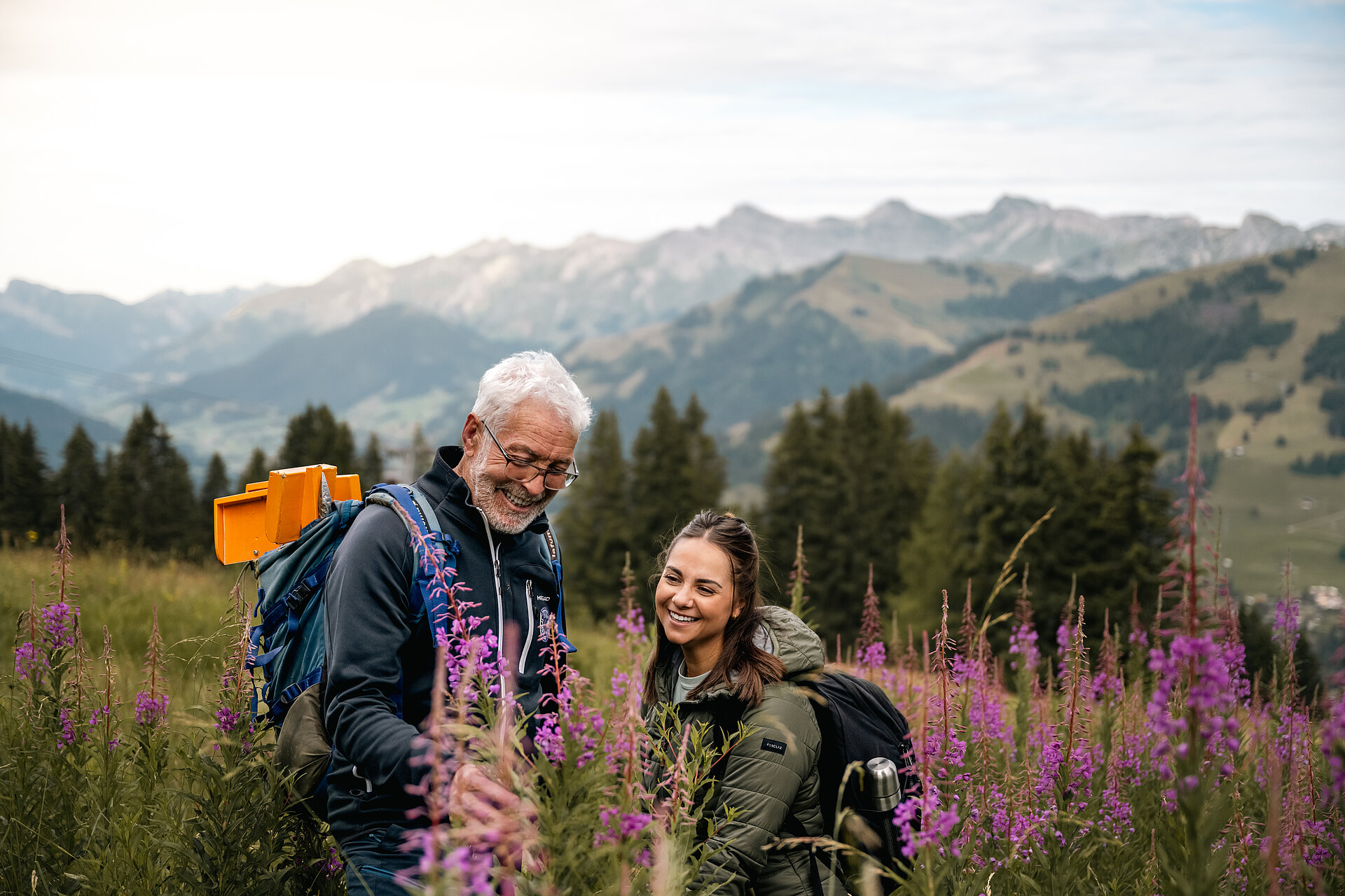 Eine Dame und ein Herr beim Bestaunen der Flora und Fauna auf dem Berg.