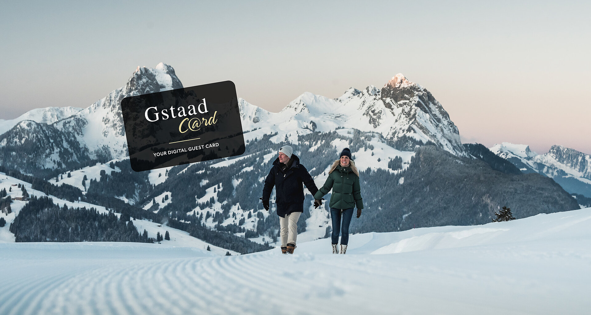 Paar spaziert über schneebedeckten Winter-Wanderweg